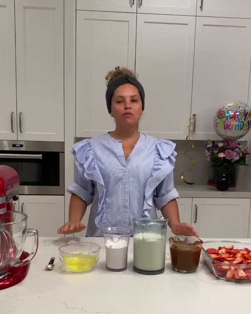 Latin-Style Pavlova with Dulce de Leche